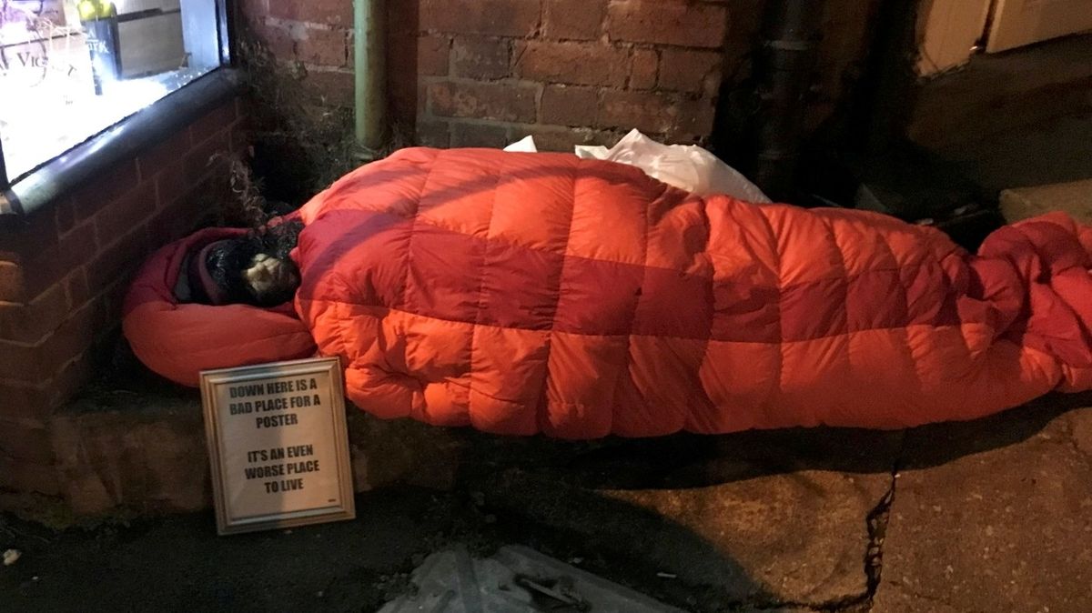 Umístil před obchod figurínu ve spacáku, lidé si ji pletou s mrtvým bezdomovcem